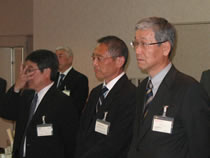左から、能登副会長、吉田副会長、山西副会長（(協)日本飼料工業会）