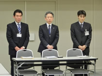 応対した東電関係者、中央　石崎芳行副社長、左側　紫藤地域相談部長