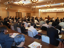 関西・九州の他域外からも参加約80名。メイン講演は秋川農園会長の秋川実氏「農業ビジネスとイノベーション」